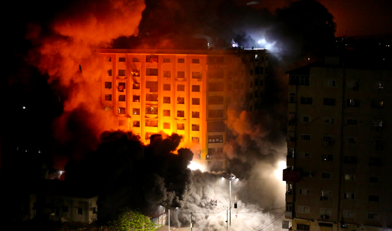 İsrail Gazze'de sivillerin olduğu binayı yok etti