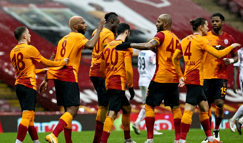 Galatasaray'da üç ismin bileti kesildi