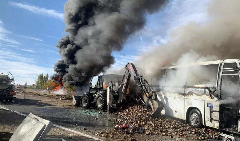 Yolcu otobüsü ile tanker çarpıştı: 7 kişi hayatını kaybetti